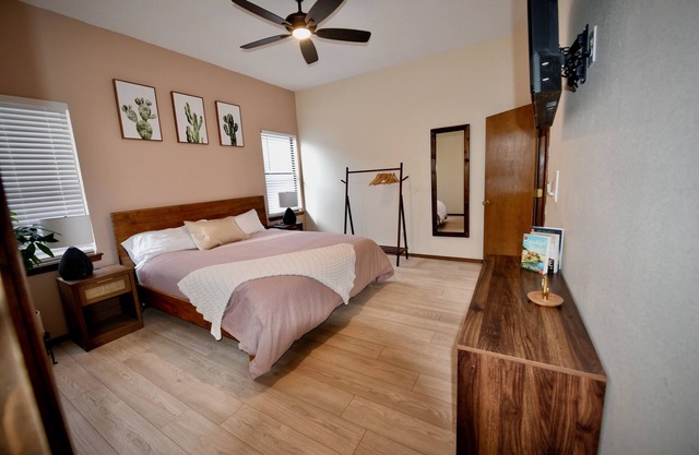 Lovely adobe abode in Albuquerque with WiFi, AC, Fire Pit, Hot Tub