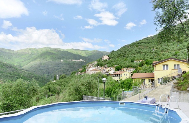 Lovely apartment for 6 people with pool, TV, terrace, pets allowed and panoramic view