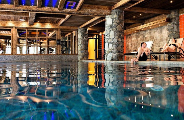 Lovely apartment for 8 guests with pool, WIFI, hot tub, TV, balcony, pets allowed and parking