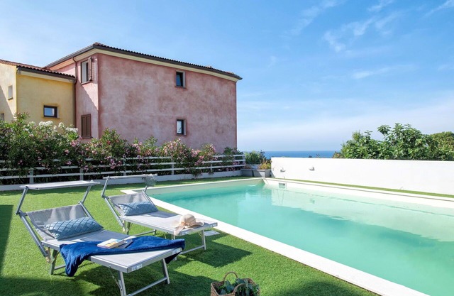 Lovely apartment for 5 people with pool, WIFI, A/C, TV and patio