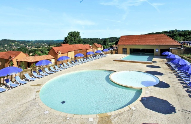 Lovely apartment in villa for 6 guests with WIFI, pool, TV, terrace, pets allowed and parking