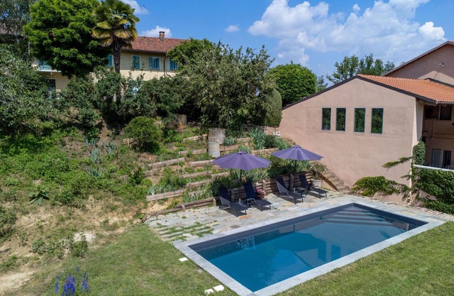 Lovely apartment in villa for 3 people with pool, terrace, pets allowed and parking