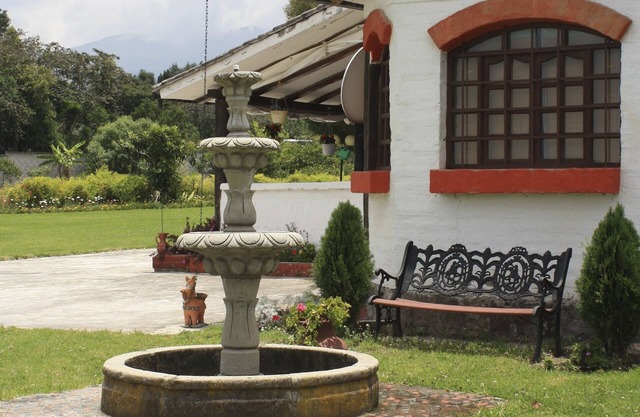 Lovely Country House, 10 minutes away from the Quito Airport, sleeps 8 .