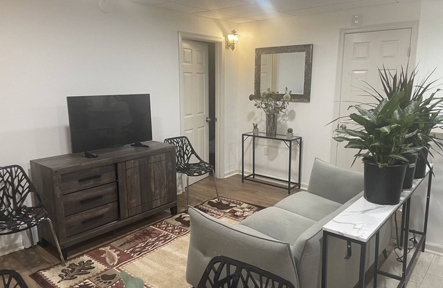 Lovely Cozy 2 Bedroom Apartment