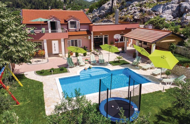 Lovely home in Bacina with WiFi