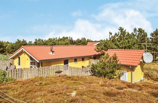 Lovely home in Hvide Sande with WiFi