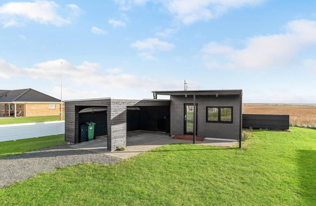 Lovely home in Ulfborg with WiFi