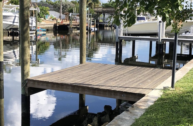 Lovely House on the canal with private dock, large fenced yard & pet friendly