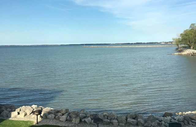 LOVELY LAKEFRONT CONDO, EXCELLENT LOCATION, CLOSE TO MUCH SUMMER FUN