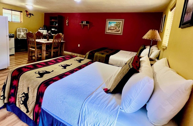 Lovely Pet-Friendly Suite with Kitchen at Lake Roberts