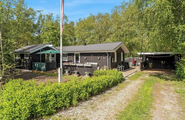 Lovely renovated holiday home with a wilderness bath and fenced grounds.