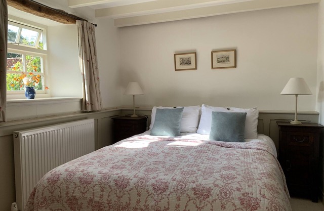 Lovely self-contained hillside village Annexe, dog friendly.