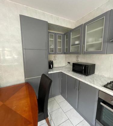Lovely spacious 3 bedroom house with sofa bed, 30 minutes from Central London