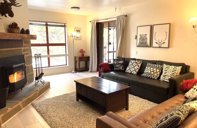 Lovely Spacious Condo, Steps to Slopes!