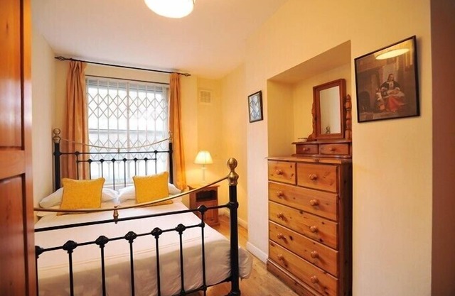 Lovely, spacious two bedroom garden flat in central London. Awarded 4 stars.