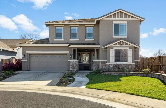 Lovely Spacious Home with Pool, Great Location, King Suite