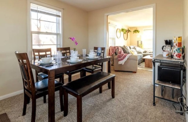 Lovely Upper Unit, Steps to the Beach and Zoo
