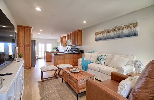 Lovely vacation home - 10-min walk to the beach!
