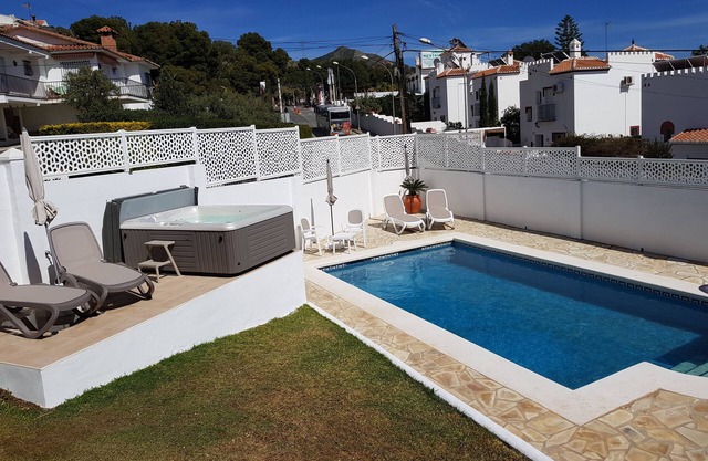 Lovely villa with sea view, large pool and jacuzzi