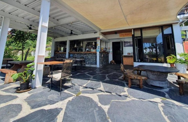 LowPressure restaurant & surf guesthouse