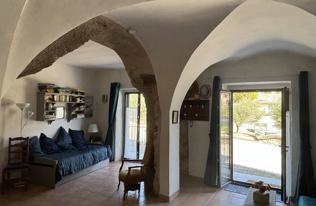 LUBERON whole village house 2/6 persons,lake at 2000m