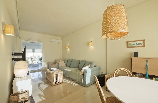 LucyZen! Stylish Apt, Athenian Riviera, near beach