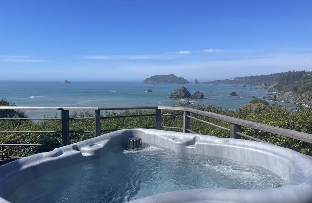 Luffenholtz Surfside Cabin~Romantic Hot Tub
