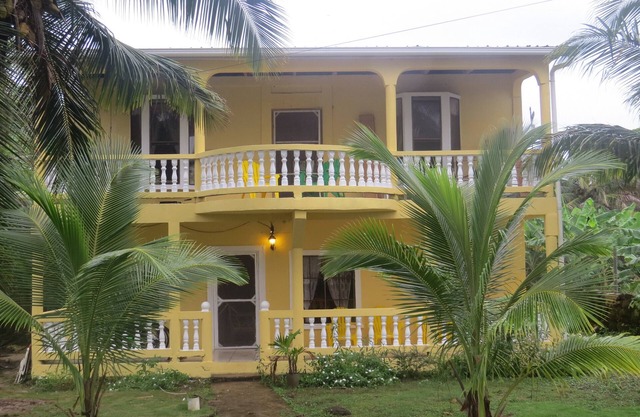 Lulu's Vacation Rental - 6 Bedroom Beach Front Home