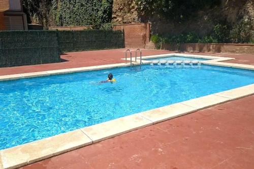 Luminoso y amplio apartamento con piscina