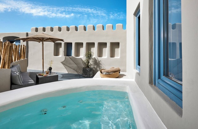 Luna Santorini Suites