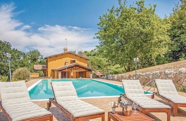 Lush villa in Umbria with private pool