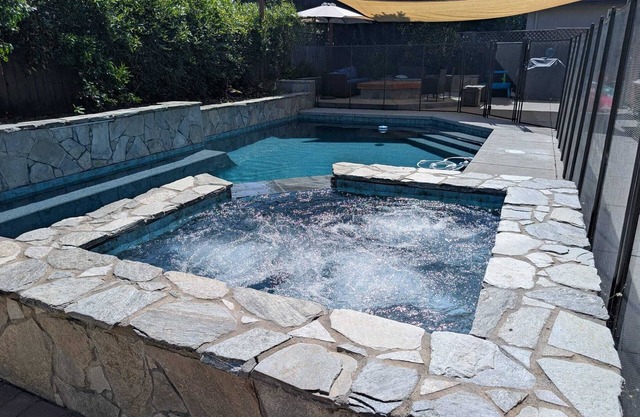 Lux 4BR Retreat Pool Hot Tub 2 Kings 2 queens Davis Sacramento NorCal