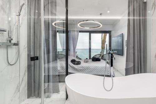 LUX - Bath with a Baltic View Rewal - SPA Access