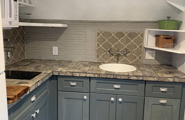 Lux Suite w CAT 5 centrally located near town center, beaches and colleges