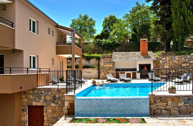 Lux villa, heated infinity salt water pool, sauna, whirpool, close to the sea.