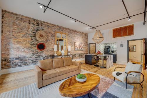 Luxe 220, Unit 5 - Adjacent City View Suites