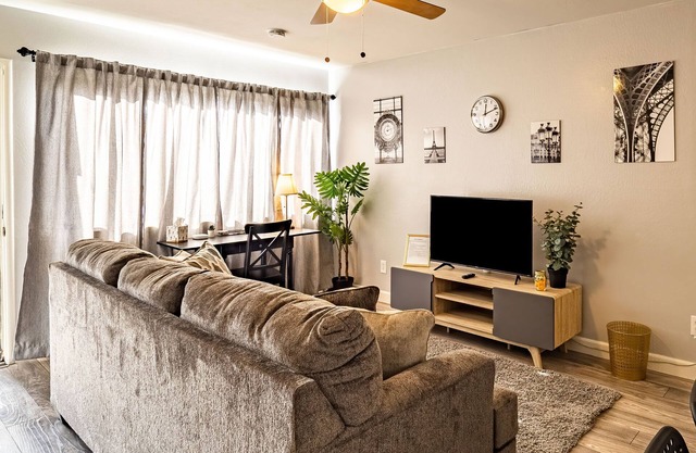 Luxe 2B in Sunny Carmichael | Netflix | Work Desk