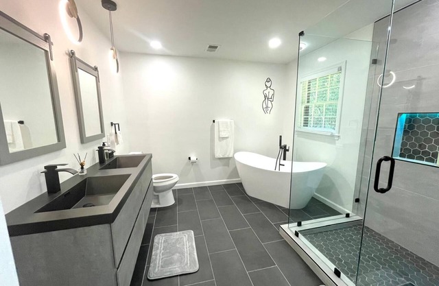 Luxe 3 BR/3BR house w/Scenic views near ATL Airport & Downtown