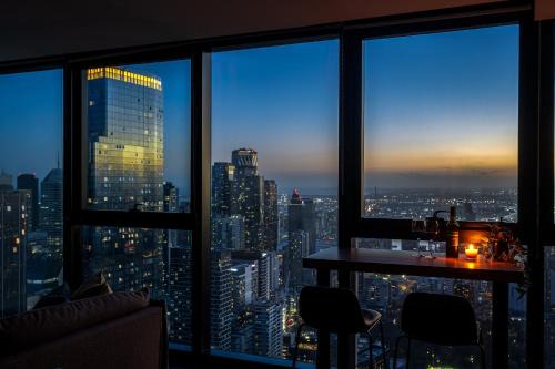 Luxe 3BR Skyline Sunset Residence Level 63 - CBD Views, Parking, Pool, Sauna, Gym