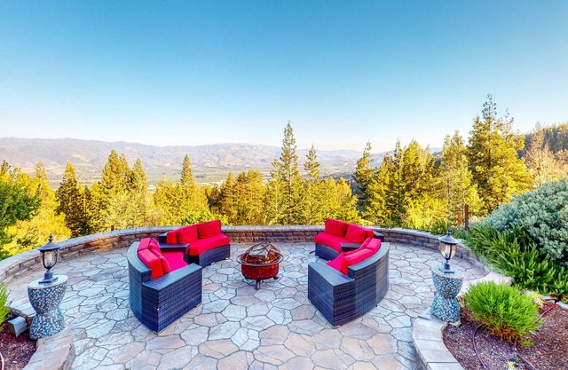 Luxe Custom Home with Ukiah Valley Views, Massage Chair & Infrared Sauna