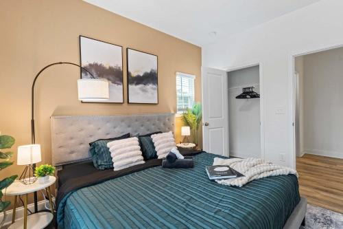 Luxe King 3BR Townhouse Mins to Uptown Charlotte NC