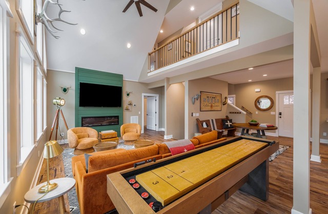 Luxe Lodge Designer Decorated Sleeps 16 Hot Tub Decks w/ Slope views