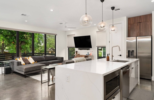 Luxe Riverside House | Skyline Deck+Downtown View