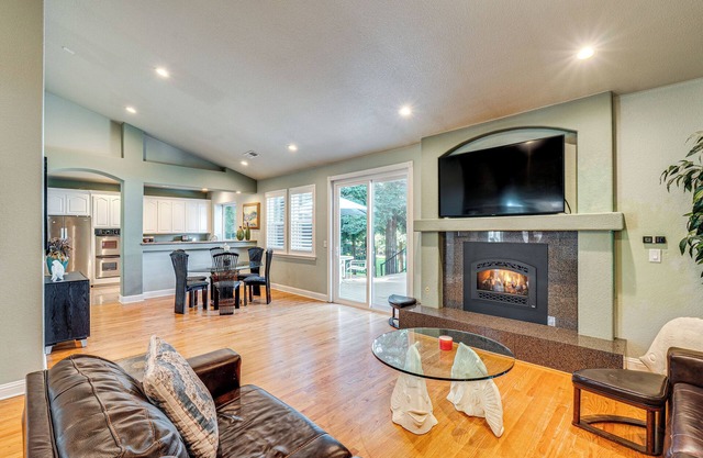 Luxe Vineyard Villa w/Views & Fire Pit in Loomis!