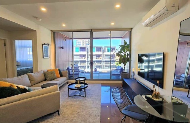 LUXE Waterloo 1 bed with parking, gym & pool