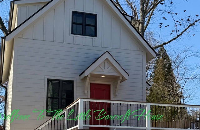 Luxurious 1-BR tiny house in Arlington, VA near Washington DC + deck/backyard