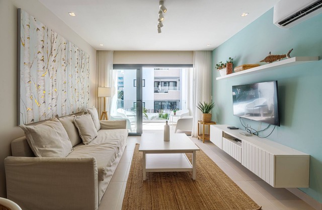 Luxurious 2 bd 2 ba at 3 mins walk from the beach