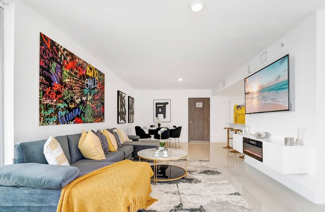 Luxurious 3 Bed Condo Incredible Rooftop Pool