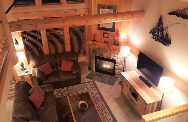 Luxurious 3BR/2BA Eagle Crest Chalet on Golf Course w/Private Hot Tub & Garage