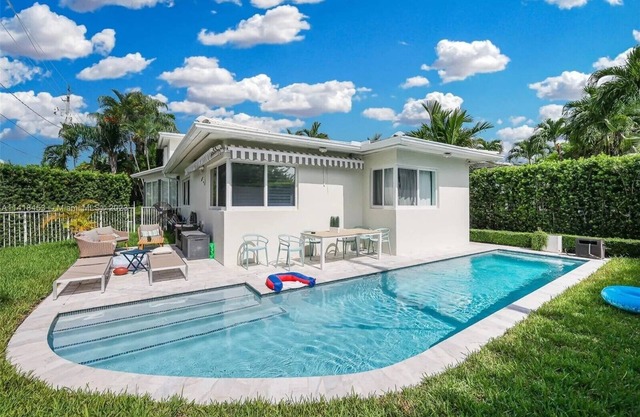 Luxurious 4Bdr with a pool, blocks to beach